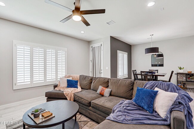 Building Photo - 325 Playa Vis St