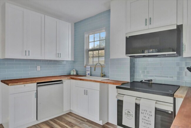 Building Photo - 207 6th St N