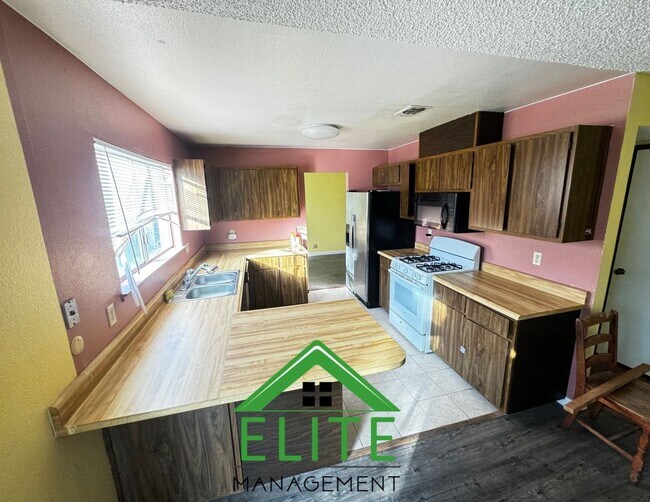 Building Photo - **Charming 3-Bedroom Home in a Quiet Sacra...