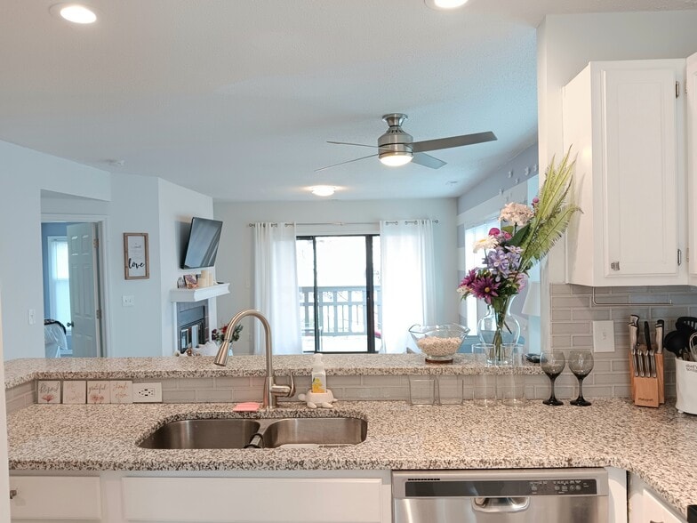 Open kitchen/living area - 9033 J M Keynes Dr