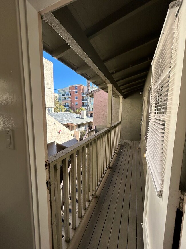 Building Photo - Bright Upstairs Studio Available NOW