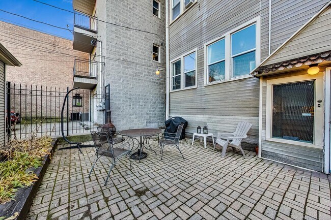 Building Photo - 1037 N Damen Ave.
