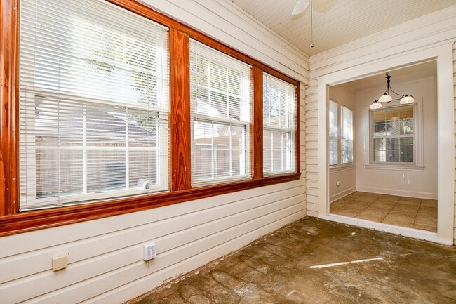 Building Photo - 609 Milwaukee St