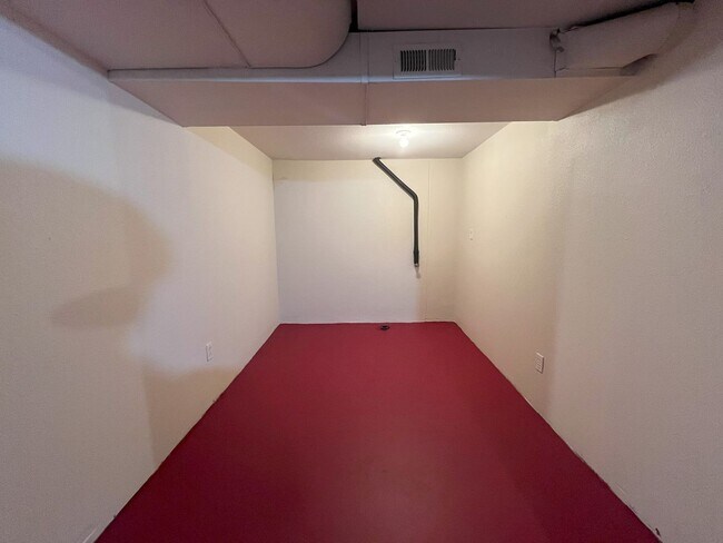 Building Photo - Spacious Multi-Level Living with Vaulted Ceilings and Backyard Access