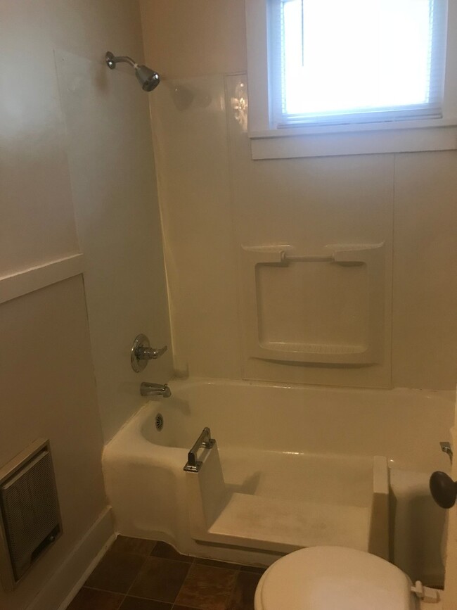 Building Photo - Very clean 3 bedroom/1 bath house in El Do...