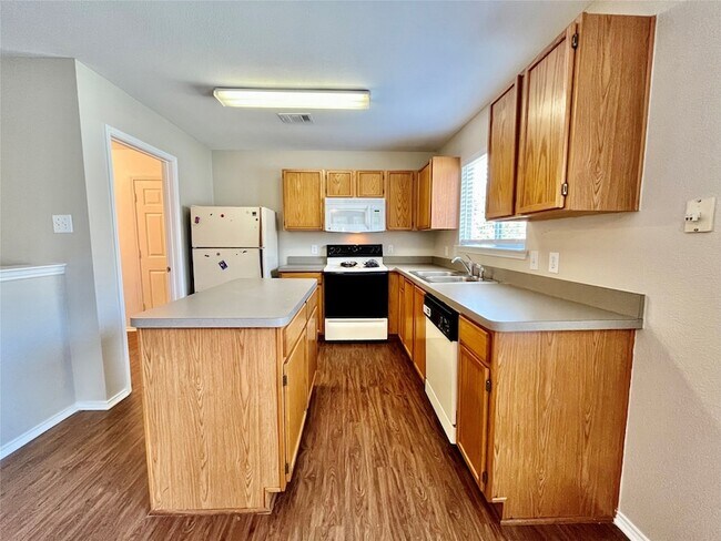 Building Photo - 2200 Lookout Ln