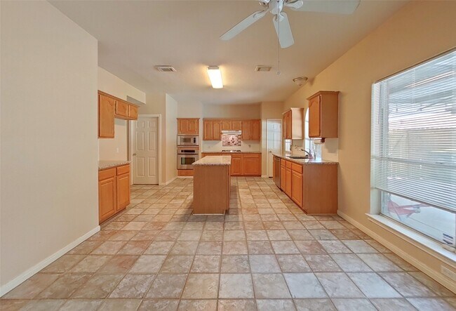 Building Photo - 2810 White Oak Ln