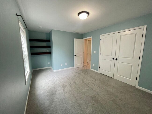 Building Photo - Gorgeous 5 bedroom 3.5 bath home in desira...