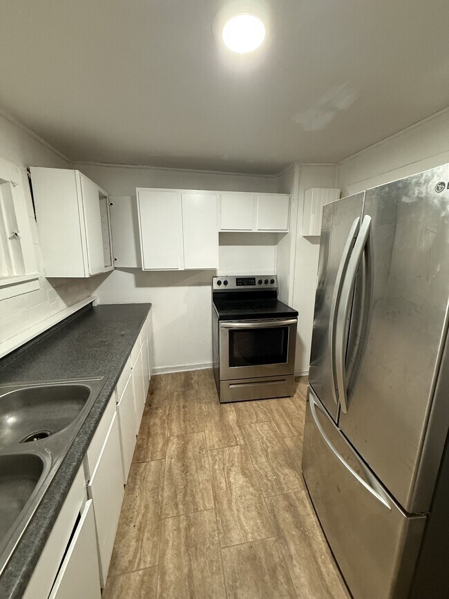 Building Photo - 445 Southport Rd