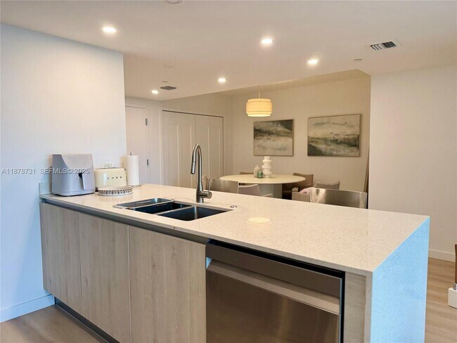 Building Photo - 13800 Highland Dr