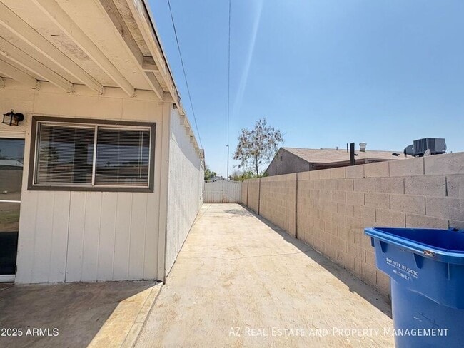 Building Photo - 1628 E Granada Rd