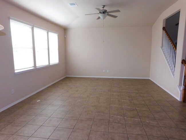 Building Photo - Beautiful 4 bed 2.5 bath located in Cibolo...