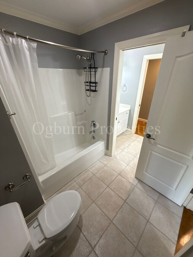 Building Photo - 4BR/2BA/2-0.5BA Custom Home in Greenbrier Farm!