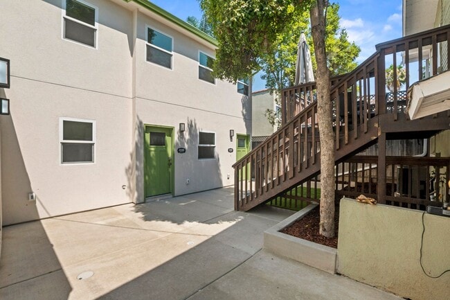 Building Photo - 1 Bedroom 1 Bath downstairs unit in Univer...