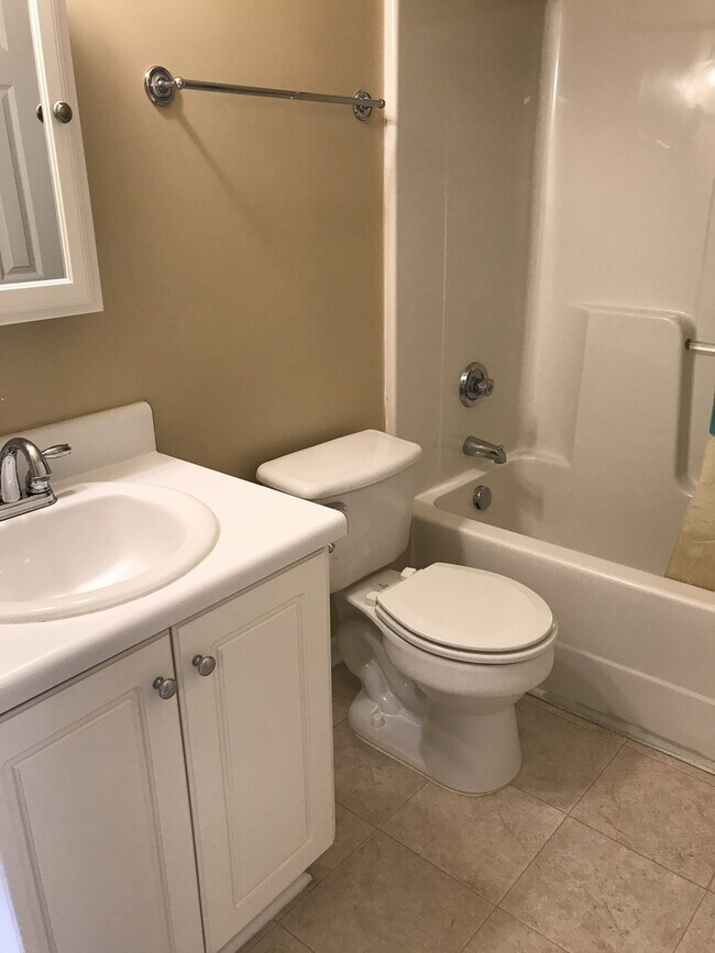 Building Photo - 2 Bed, 1 Bath Condo
