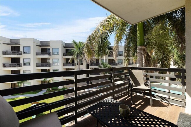 Building Photo - 26 Travis St