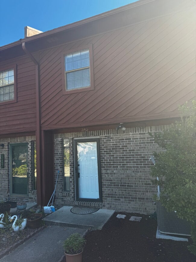 Building Photo - "Charming 2-Bed Townhouse Retreat with Mod...