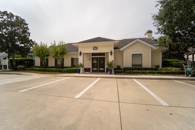 Building Photo - Belle Haven 2-Bedroom Condo with Pond View and Garage