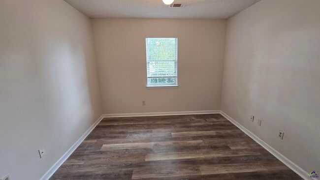 Building Photo - 310 Orchard Way