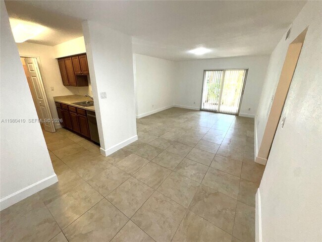 Building Photo - 733 Riverside Dr