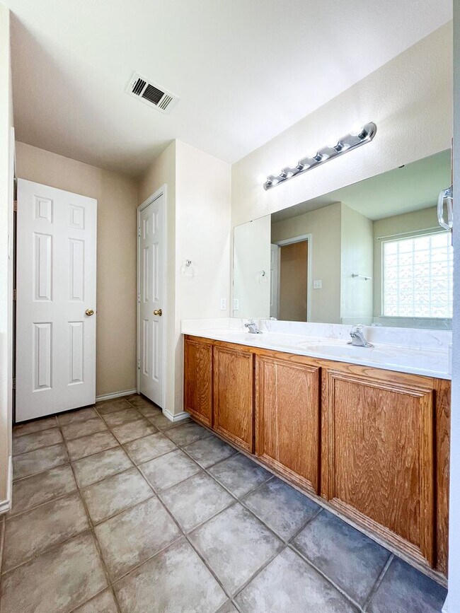 Building Photo - Available Now Beautiful 1 story, 4 bedroom...