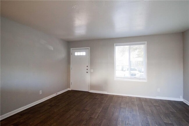 Building Photo - 2506 Manor Cir