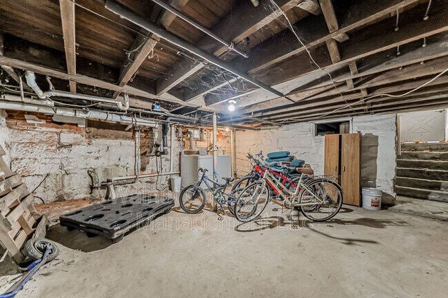 Building Photo - 870 S Main St