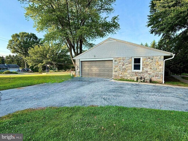 Building Photo - 1490 Chestnut Hill Rd