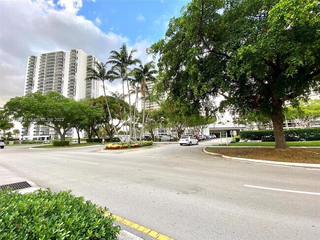 Building Photo - 3701 N Country Club Dr