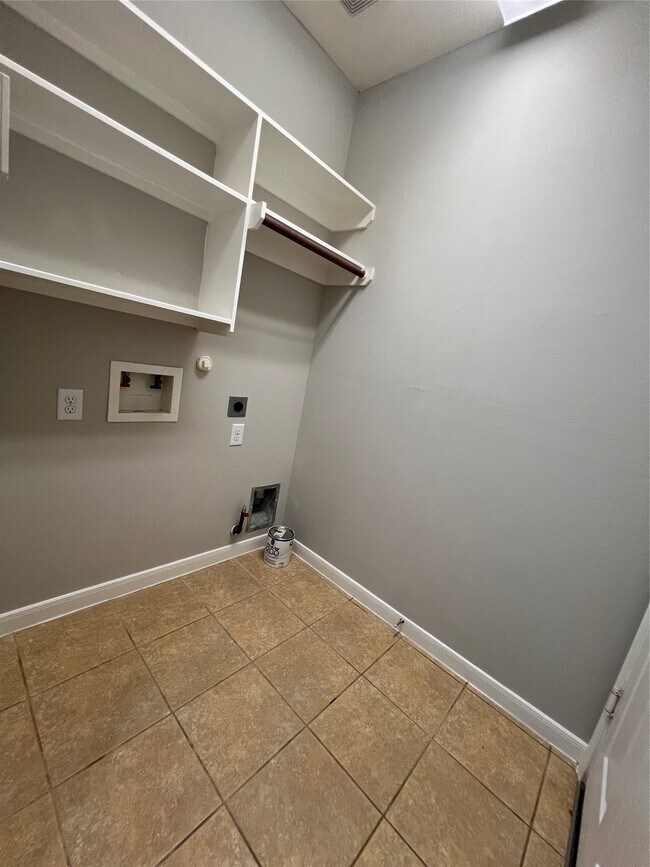 Building Photo - 6102 City Shores Ln
