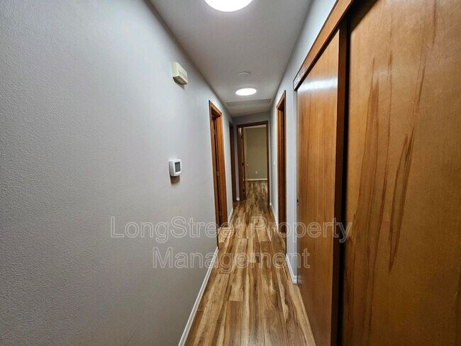 Building Photo - 5030 NE Roselawn St