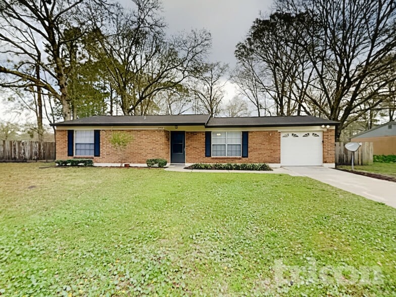 Building Photo - 2718 Pinewood Blvd N
