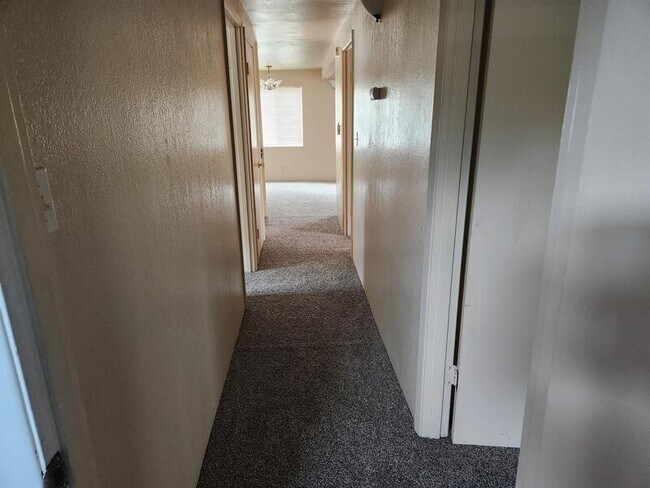 Building Photo - 133 NE Main St