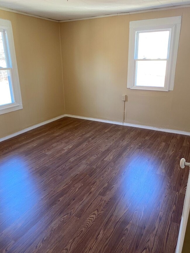 Building Photo - Single Family Home, Valley View School District, Gas heat, Private off Street Parking