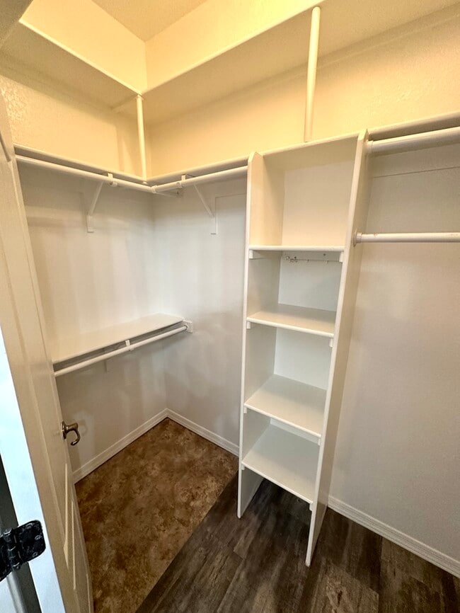 Building Photo - Gorgeous 2 bedroom / 2 bath condo in The Enclave