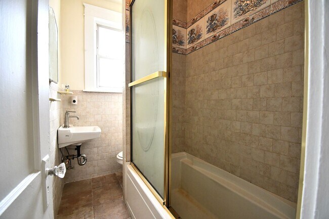 Building Photo - 22 Alder St