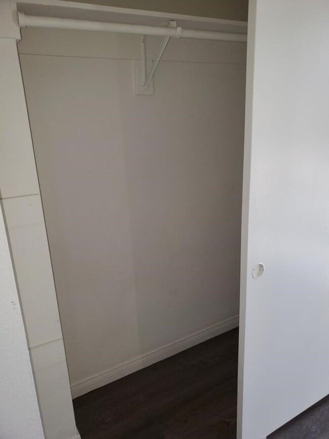 Building Photo - Clean 2 bed - 1 1/2  Bath 2 Story unit Ready to Move -In!!!