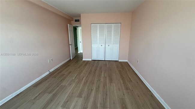 Building Photo - 400 Kings Point Dr