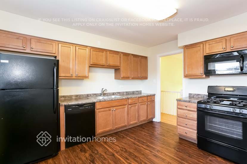 Building Photo - 825 W Manor Ct