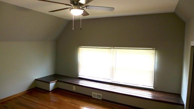 Building Photo - 136 Elgin Ave