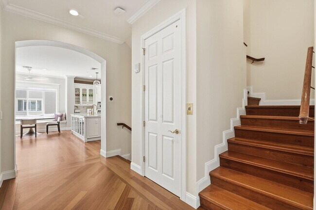 Building Photo - 921 Osceola Dr