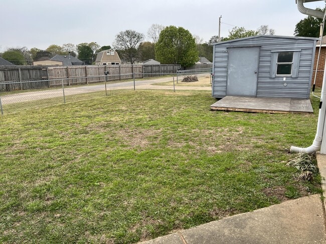 Building Photo - 1705 Deatsville Hwy