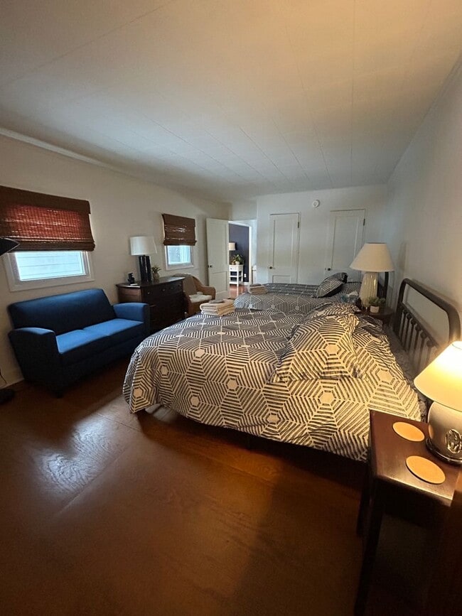 Building Photo - 4 Bed, 2 Bath House