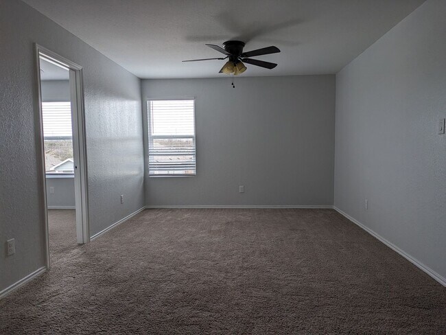Building Photo - Beautiful 2 Story Home 4bdrm 2.5 bath
