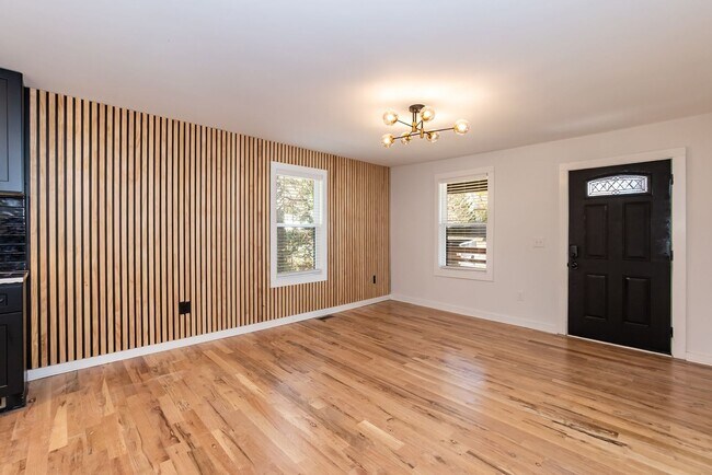 Building Photo - Two Bedroom Home