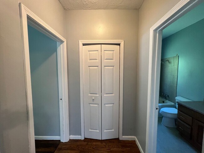 Building Photo - 2 bedroom 1 bathroom gem in Harrison Towns...