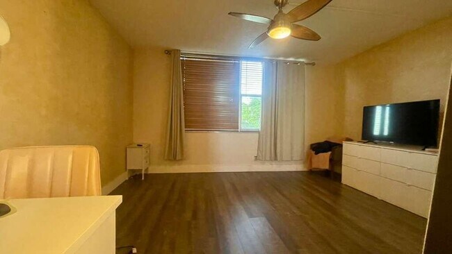 Building Photo - 4570 NW 18th Ave