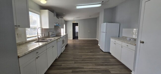 Building Photo - Newly renovated 4/3 property with fenced i...