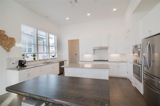 Building Photo - 6113 Sendero Hills Pkwy