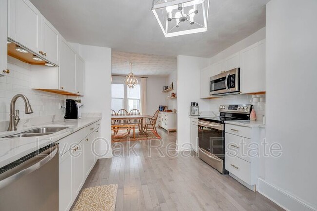 Building Photo - 427 W 29th St